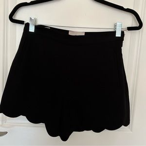 Aritzia (Wilfred) black scalloped shorts size 4 $30
